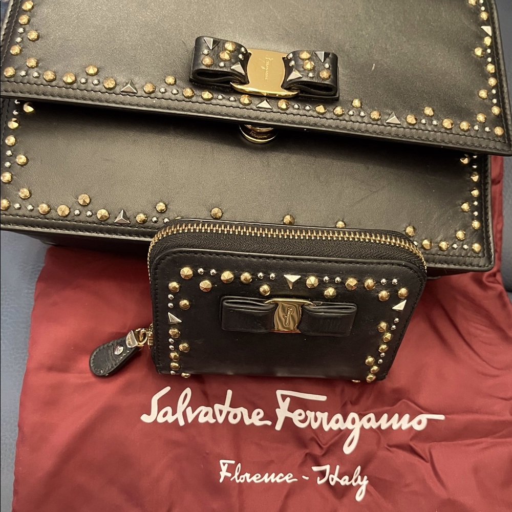 STUDDED VARA SHOULDER BAG IN BLACK
MODEL.